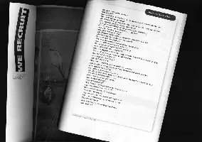 Description de l'image par IA : Page de livre avec texte manuscrit et image en noir et blanc.
