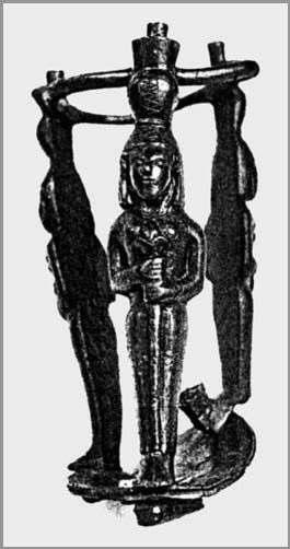 Description de l'image par IA : Statue africaine avec trois figures, une principale et deux secondaires la soutenant.