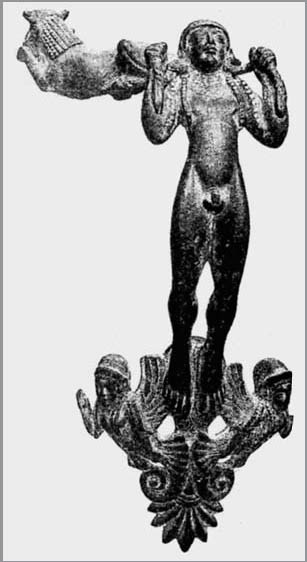 Description de l'image par IA : Statue d'un homme tenant un objet au-dessus de trois figures plus petites.