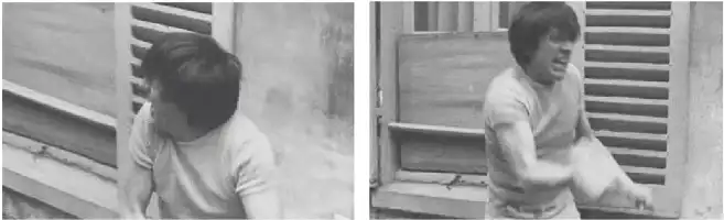 Description de l'image par IA : Deux hommes démolissent une voiture avec une masse, coupes rapides entre les actions.