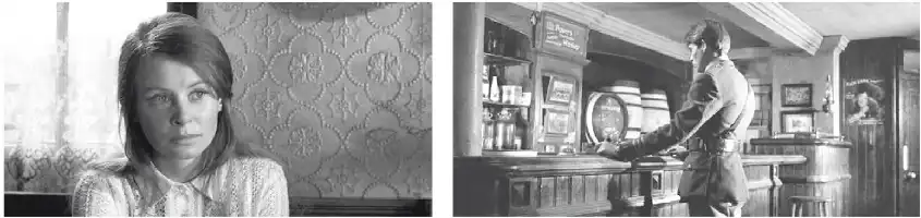 Description de l'image par IA : Femme assise dans un pub, regard fixant la caméra. Homme debout au bar, dos à la caméra.