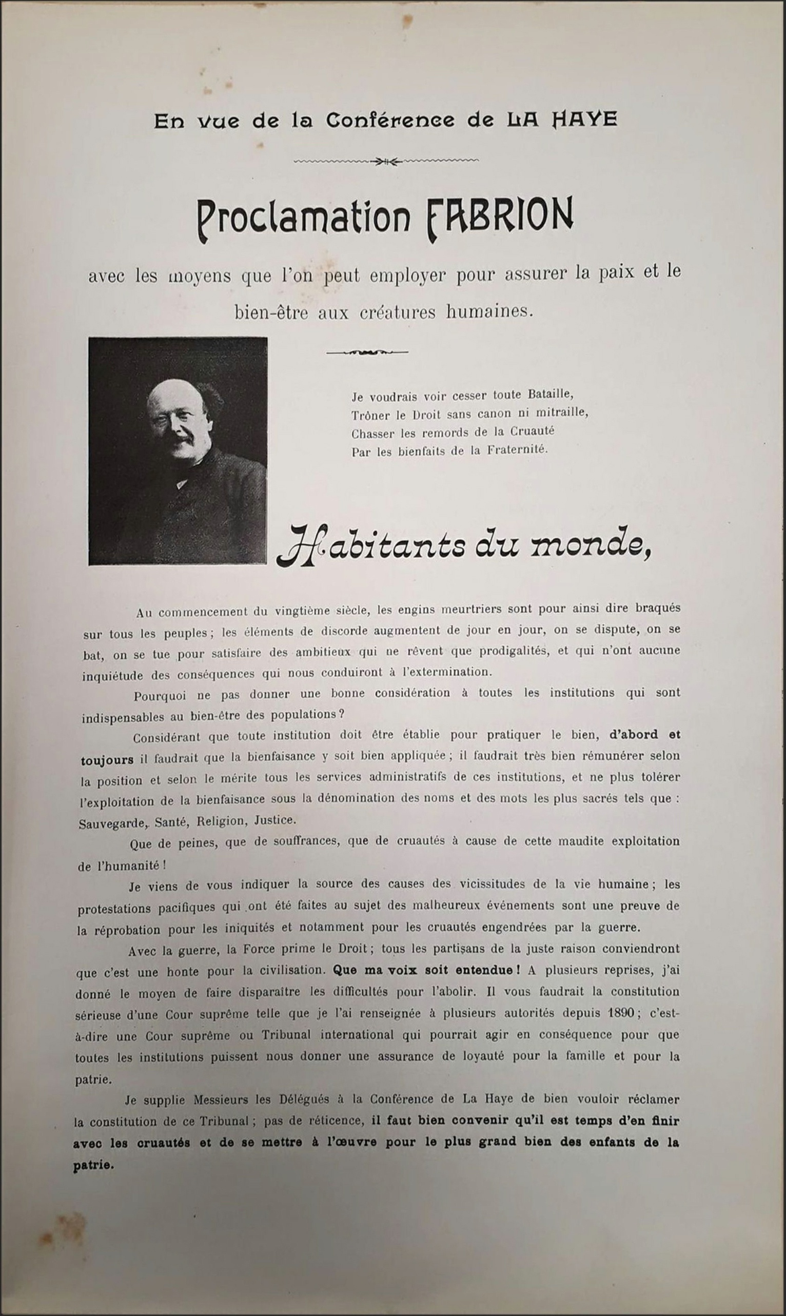 Description de l'image par IA : Document historique avec texte et photo en noir et blanc.
