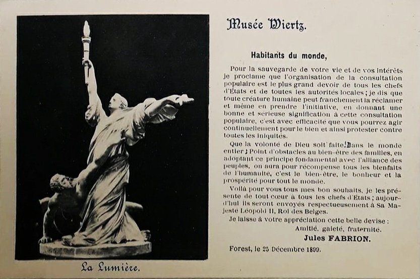 Description de l'image par IA : Statue d'une femme tenant une torche, texte en français à droite.