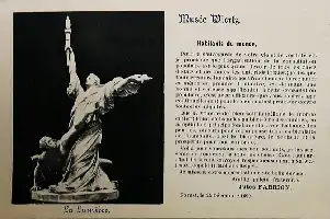 Description de l'image par IA : Statue d'une femme tenant une torche, texte en français à droite.