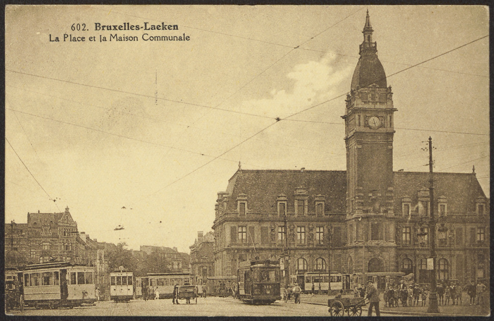Description de l'image par IA : Place de Bruxelles-Laeken avec la Maison Communale et des tramways.