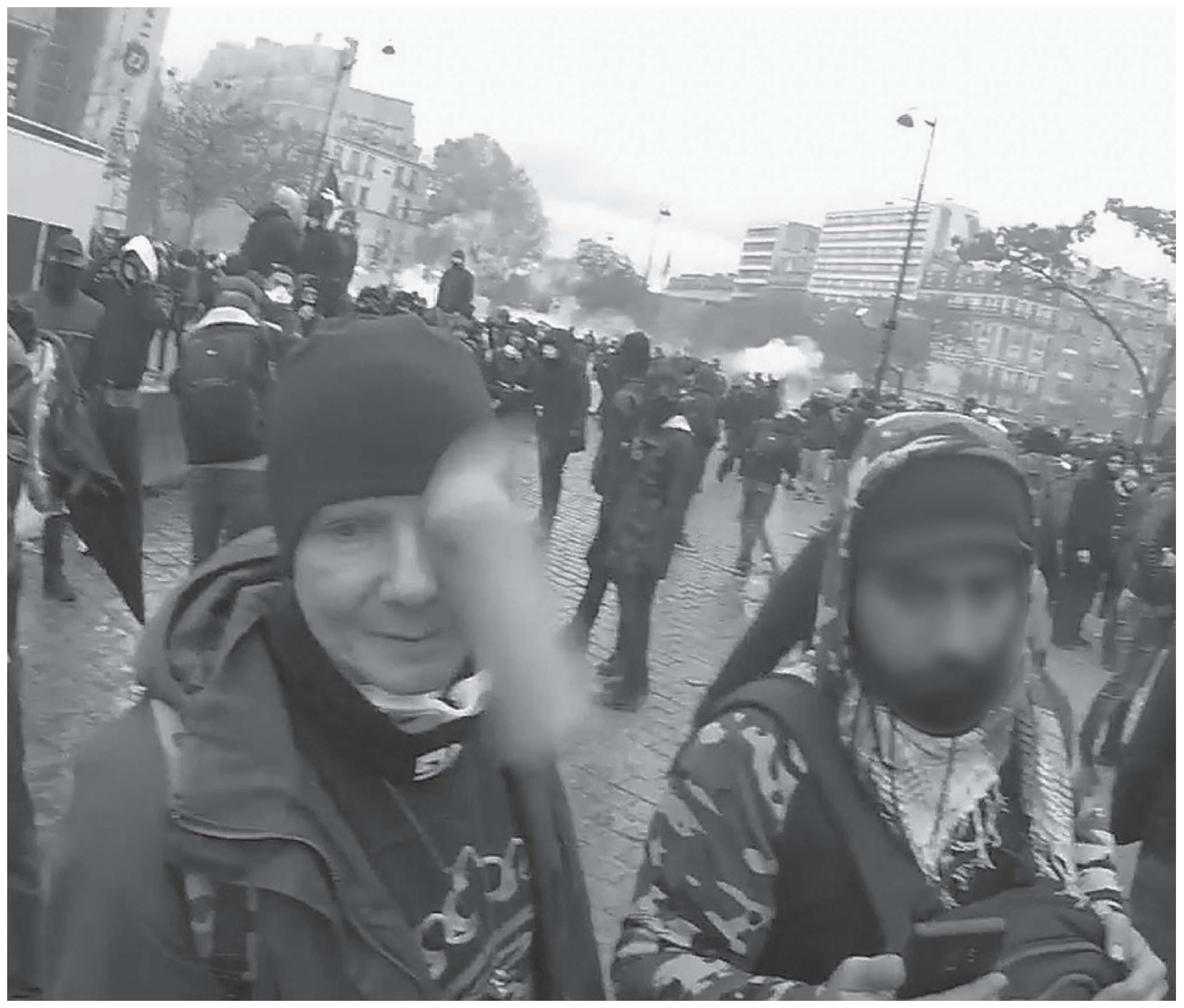 Description de l'image par IA : Manifestation violente avec fumée, personnes blessées.