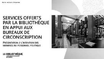 Description de l'image par IA : Image en noir et blanc d'une bibliothèque moderne avec des étagères et des personnes travaillant. Texte en français sur le côté gauche.