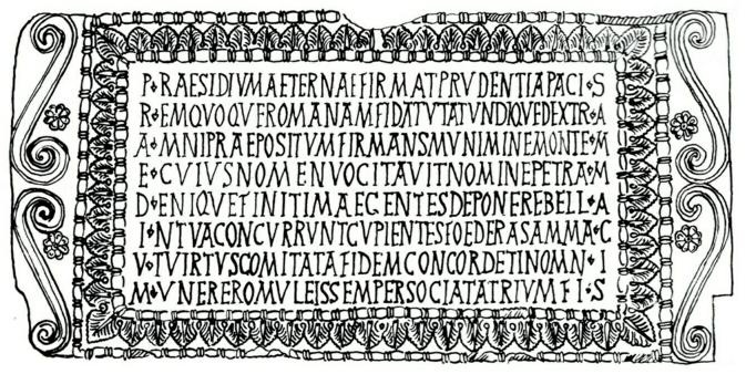 Description de l'image par IA : Inscription latine ornée de motifs décoratifs.
