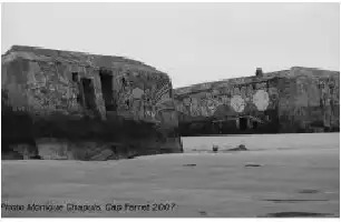 Description de l'image par IA : Phare sur une plage rocheuse avec mer en arrière-plan.
