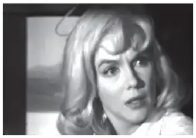 Description de l'image par IA : Femme blonde, expression inquiète, cadre en noir et blanc.