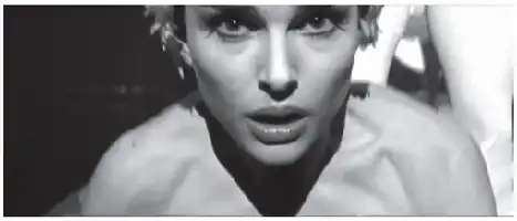 Description de l'image par IA : Femme en noir et blanc, lèvres entrouvertes, regard intense.