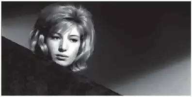 Description de l'image par IA : Femme aux cheveux blonds courts, regard sérieux, cadre en noir et blanc.