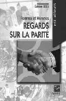 Description de l'image par IA : Couverture en noir et blanc montrant une main serrant une autre main. Titre : "Femmes et Hommes Regards sur la Parité".