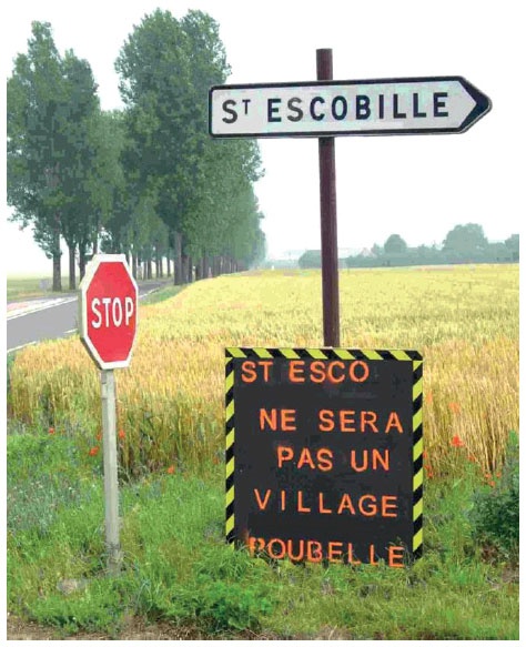Description de l'image par IA : Signe de direction et d'avertissement à côté d'un champ.