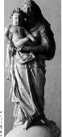 Description de l'image par IA : Femme tenant un enfant dans ses bras, statue en noir et blanc.