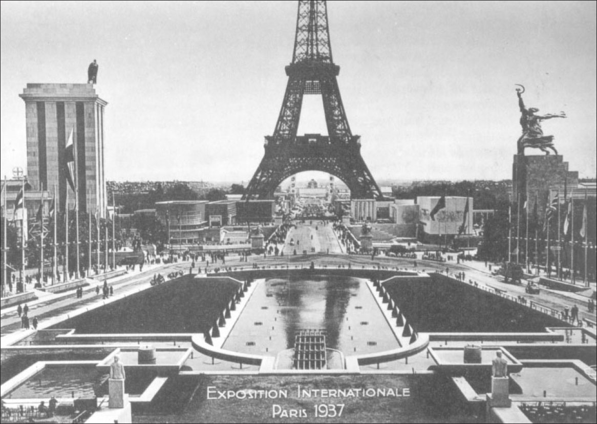 Description de l'image par IA : Tour Eiffel, exposition internationale 1937, pavillons, statues, foule.