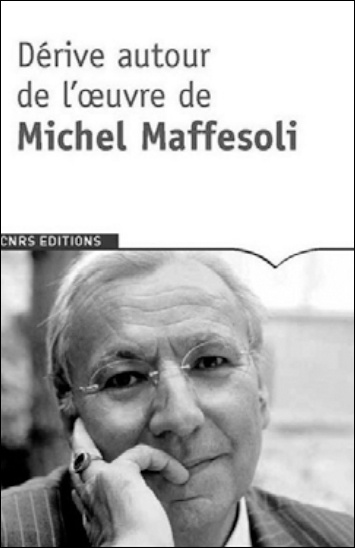 Description de l'image par IA : Photo en noir et blanc d'un homme âgé avec des lunettes, posant la tête sur sa main. Titre : "Dérive autour de l'œuvre de Michel Maffesoli".
