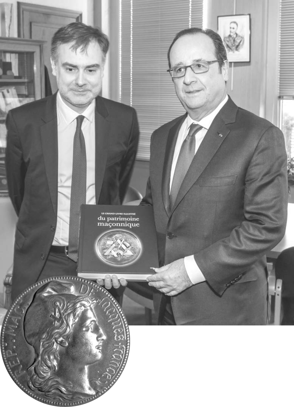 Description de l'image par IA : Deux hommes en costume tiennent un livre avec une médaille dessus.