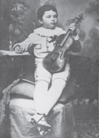 Description de l'image par IA : Jeune garçon de trois ans jouant du violon, assis sur un banc.