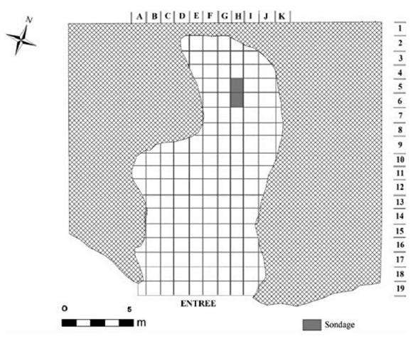 Description de l'image par IA : Plan de la grotte d’Amoura avec grille et entrée marquée, zone sondée en gris.