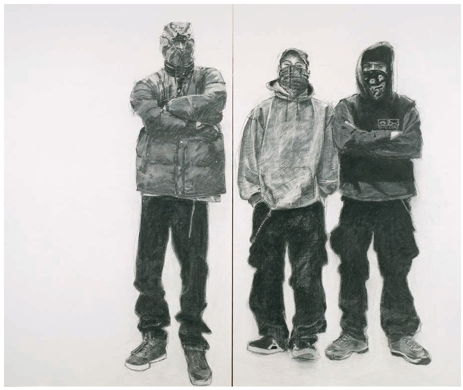Description de l'image par IA : Trois individus debout, bras croisés, portant des vêtements d'hiver et des masques sur le visage.