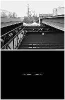 Description de l'image par IA : Une photo en noir et blanc montrant un pont avec des rambardes métalliques. En bas, une phrase : "il était là au même moment".