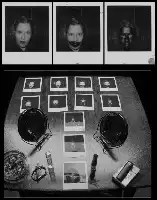 Description de l'image par IA : Table avec plusieurs photos en noir et blanc, miroirs, objets divers et boîtes.