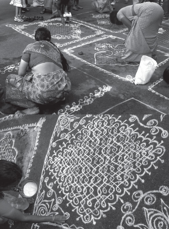 Description de l'image par IA : Des femmes assises sur le sol dessinent des motifs complexes avec de la poudre blanche lors d'un concours de kolam.