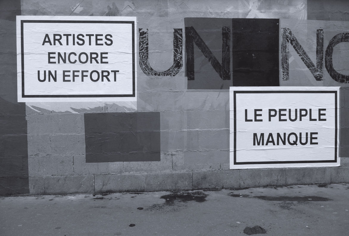 Description de l'image par IA : Deux affiches collées sur un mur en béton. L'une dit "ARTISTES ENCORE UN EFFORT" et l'autre "LE PEUPLE MANQUE".