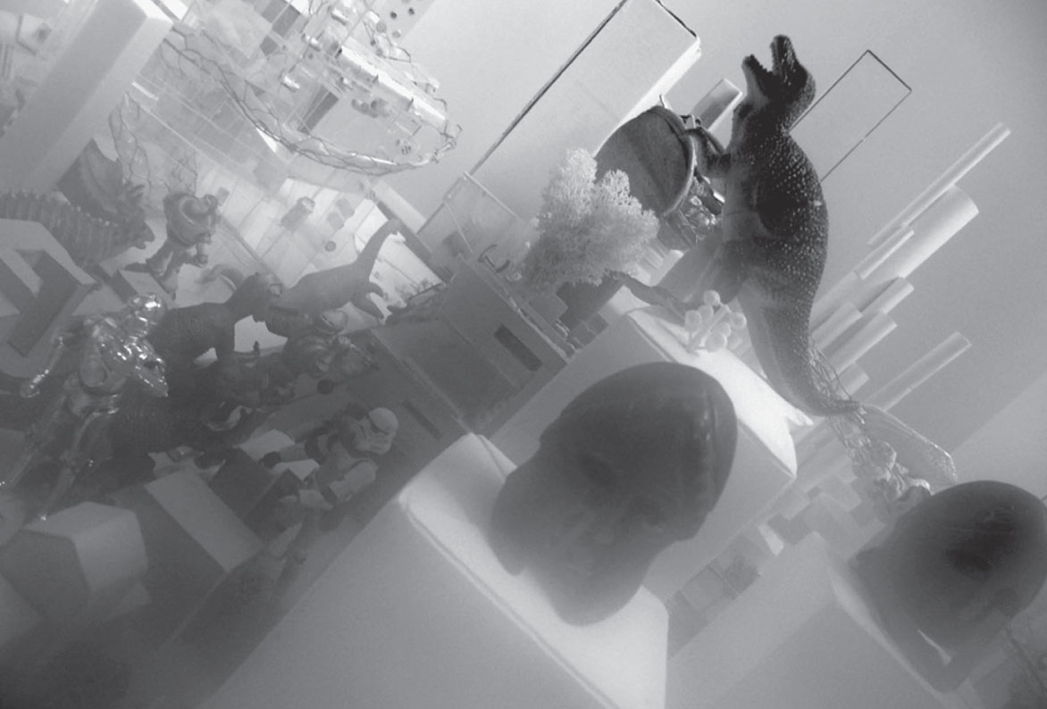Description de l'image par IA : Salle avec plusieurs personnes, lustre, et une statue de poisson.