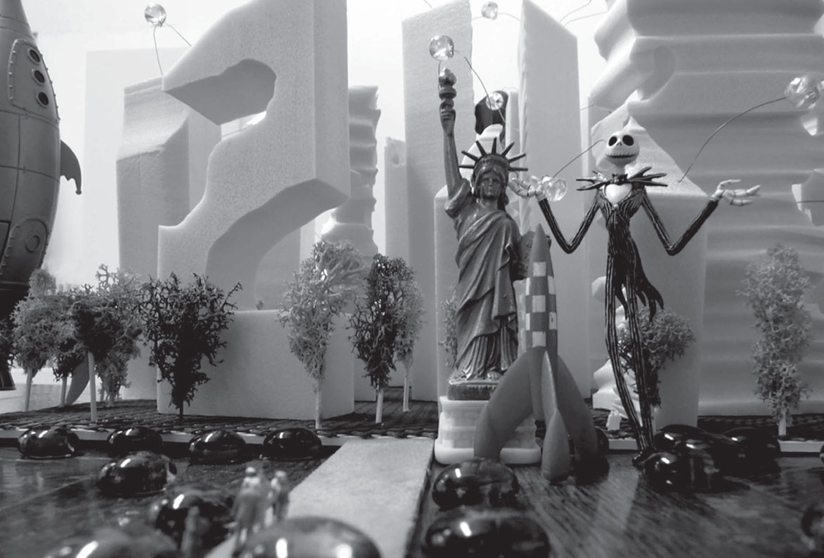 Description de l'image par IA : Statue de la Liberté et personnage squelette dans un décor urbain minimaliste en noir et blanc.