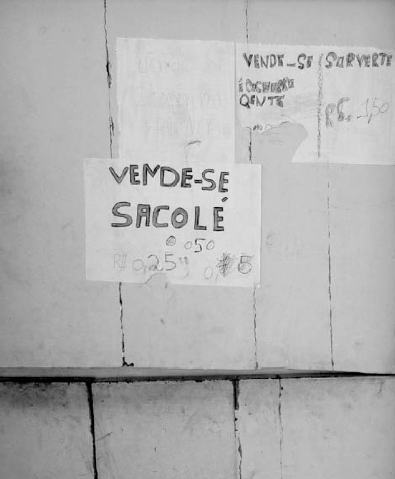 Description de l'image par IA : Affiche sur mur avec texte "VENDE-SE SACOLÉ" et numéro de téléphone.