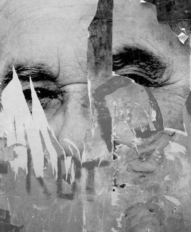 Description de l'image par IA : Visage flou en noir et blanc avec des lignes et des taches abstraites.