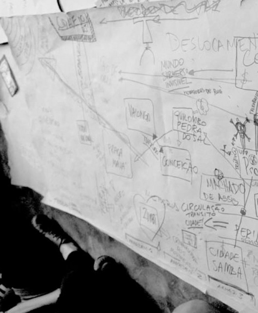 Description de l'image par IA : Papier blanc avec des dessins et des mots griffonnés en noir et blanc.