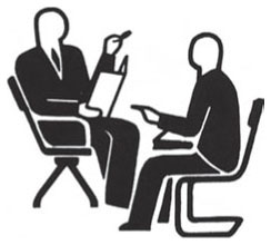 Description de l'image par IA : Deux personnes assises sur des chaises, l'une lisant un livre, l'autre utilisant une tablette.