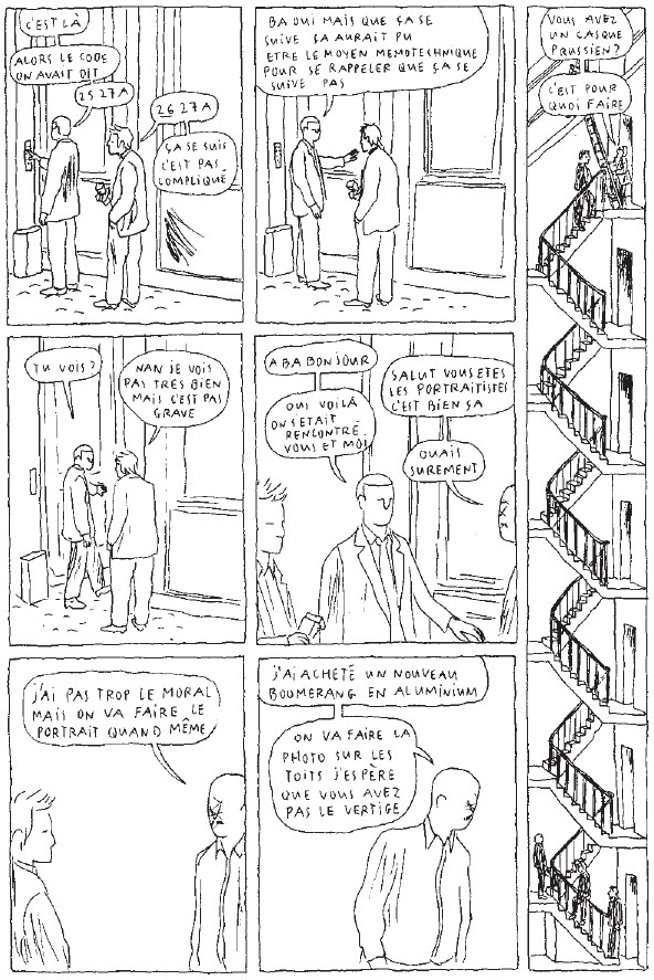 Description de l'image par IA : Hommes discutant dans un couloir, escalier en arrière-plan.