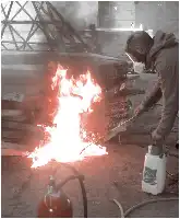 Description de l'image par IA : Homme manipulant du feu avec un chalumeau dans un atelier.