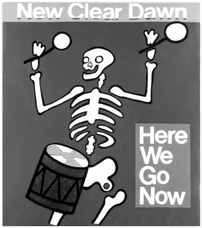 Description de l'image par IA : Squelette jouant des percussions, tenant des cymbales et une grosse caisse, avec texte "New Clear Dawn" et "Here We Go Now".