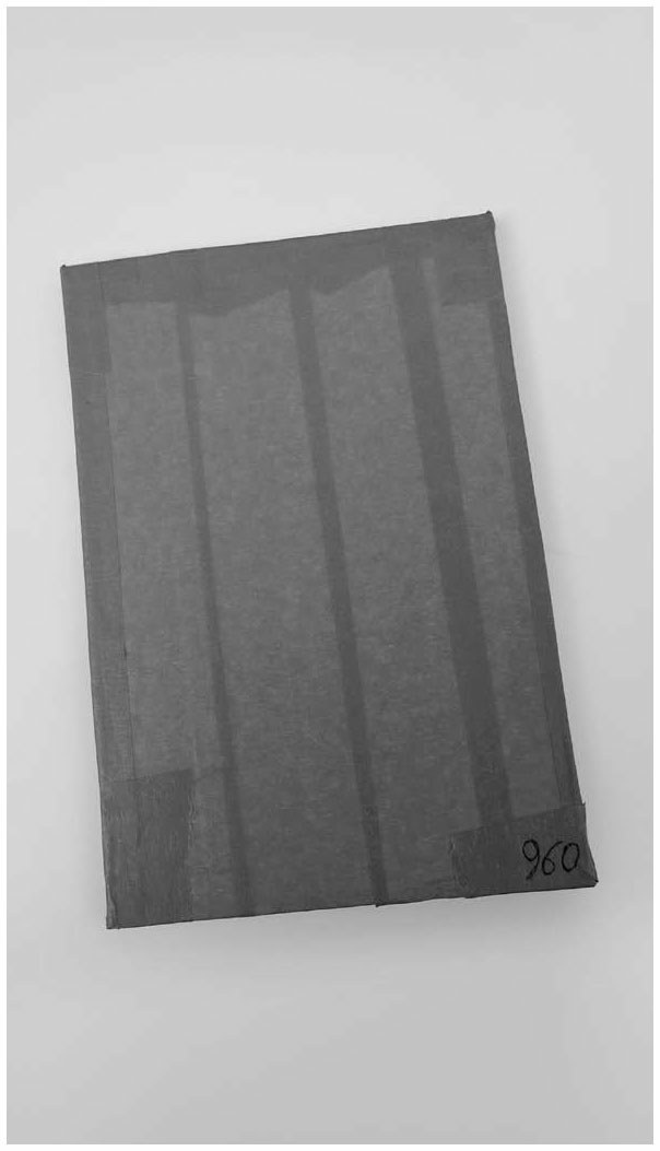 Description de l'image par IA : Couverture de livre grise avec le numéro 960 en bas à droite.