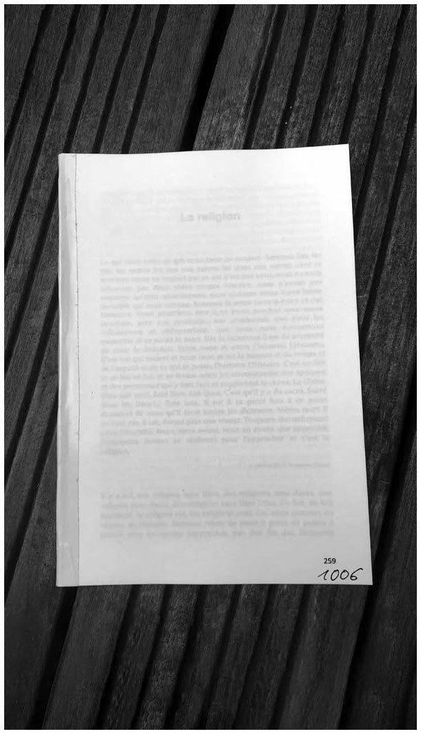 Description de l'image par IA : Feuille de papier avec texte posé sur surface texturée.