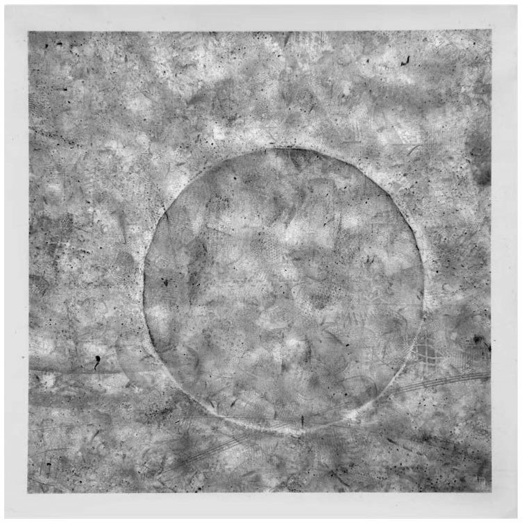 Description de l'image par IA : Cercle central sur fond texturé, avec motifs et lignes rayonnantes.