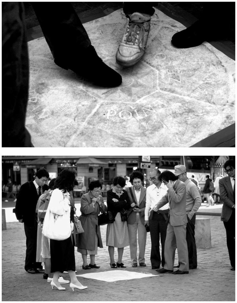Description de l'image par IA : Groupe de personnes regardant une carte au sol.