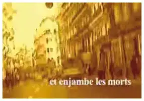 Description de l'image par IA : Rue animée avec des bâtiments et des passants, texte "et enjambé les morts" en bas.