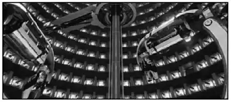 Description de l'image par IA : Machine industrielle avec des composants métalliques et des lumières.