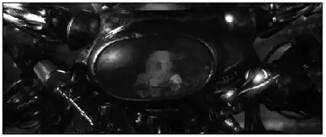 Description de l'image par IA : Tableau noir avec une forme centrale, entourée de reflets métalliques.
