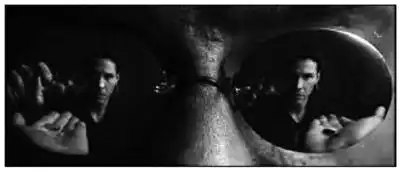 Description de l'image par IA : Homme tenant une pilule rouge, reflet dans une cuillère.