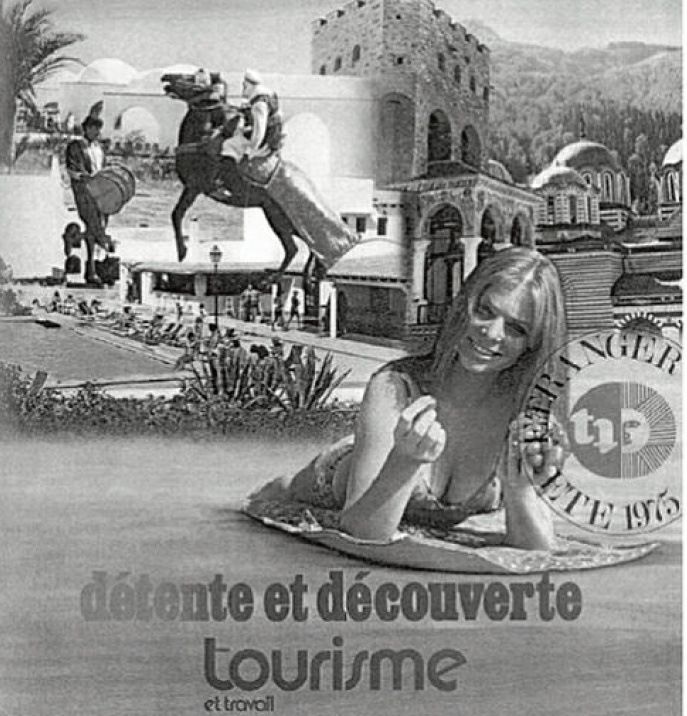 Description de l'image par IA : Jeune femme allongée sur une serviette de plage, avec des bâtiments et des statues en arrière-plan.