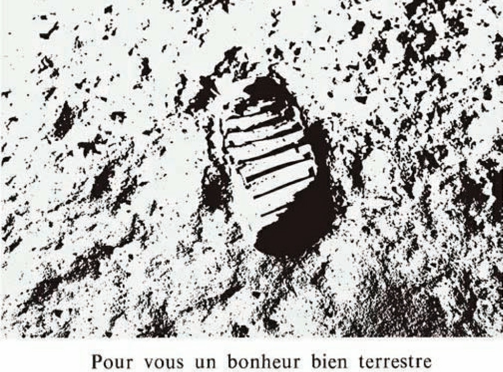 Description de l'image par IA : Pied imprimé dans la terre, avec texte en bas.