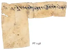 Description de l'image par IA : Fragments de manuscrit tibétain avec inscriptions anciennes.