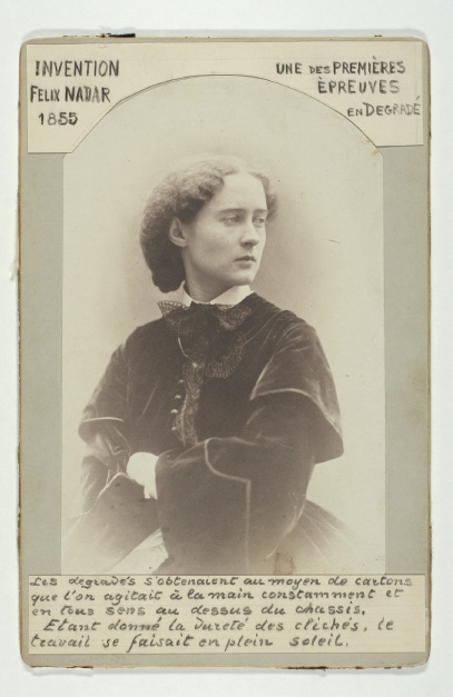 Description de l'image par IA : Portrait de femme en dégradé, 1855. Femme en robe sombre avec col blanc, mains jointes. Texte en haut et en bas.